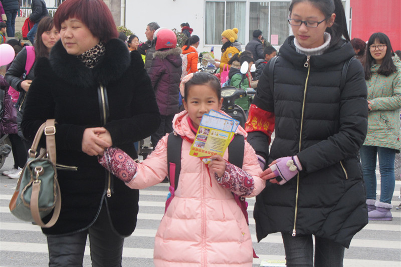 句容市交警大队华阳中队为经济管理系送来锦旗