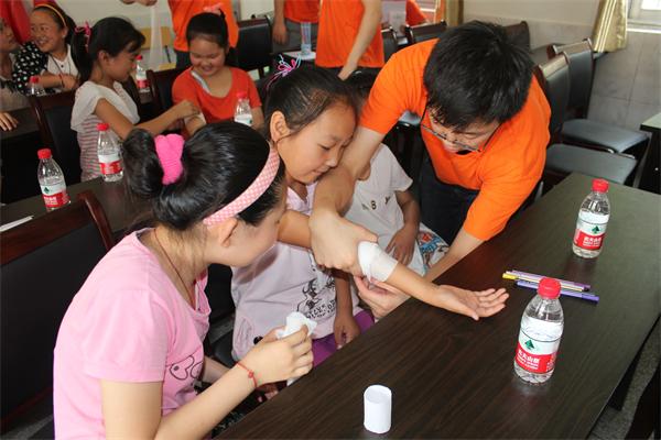 信息工程系“扶幼敬老 传承美德”暑期社会实践小分队深入开展“快乐过暑假 让留守儿童不再孤单”志愿服务活动