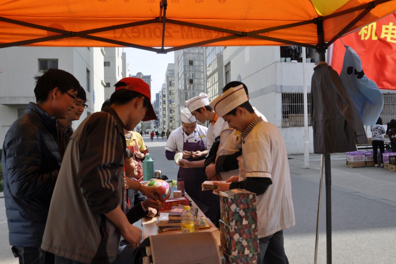 春日让爱心迎风飘扬