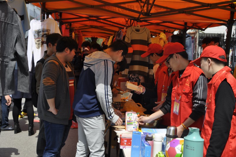 春日让爱心迎风飘扬