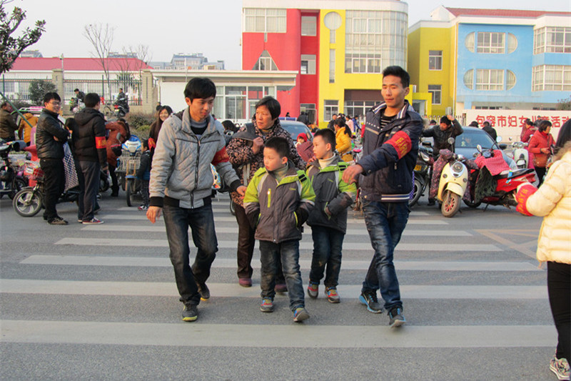 句容市交警大队华阳中队为经济管理系送来锦旗