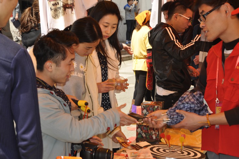 春日让爱心迎风飘扬