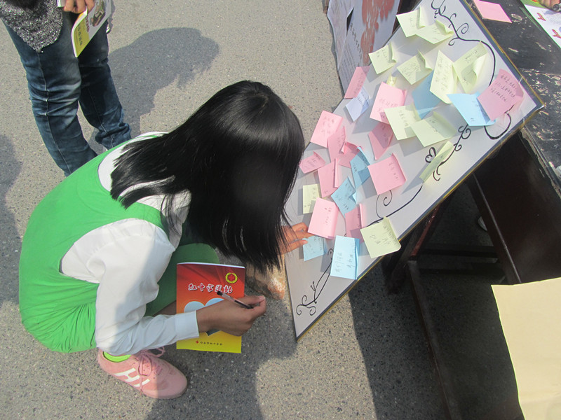 经济管理系举办为地震祈福,增强大学生自我防救意识的活动。