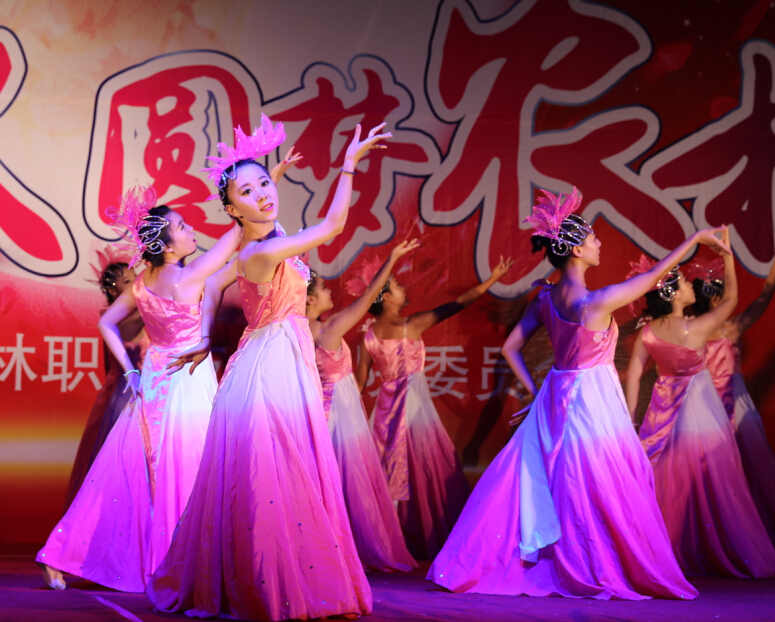 我院“贺中秋、迎新生、庆国庆”校园联欢会成功举办