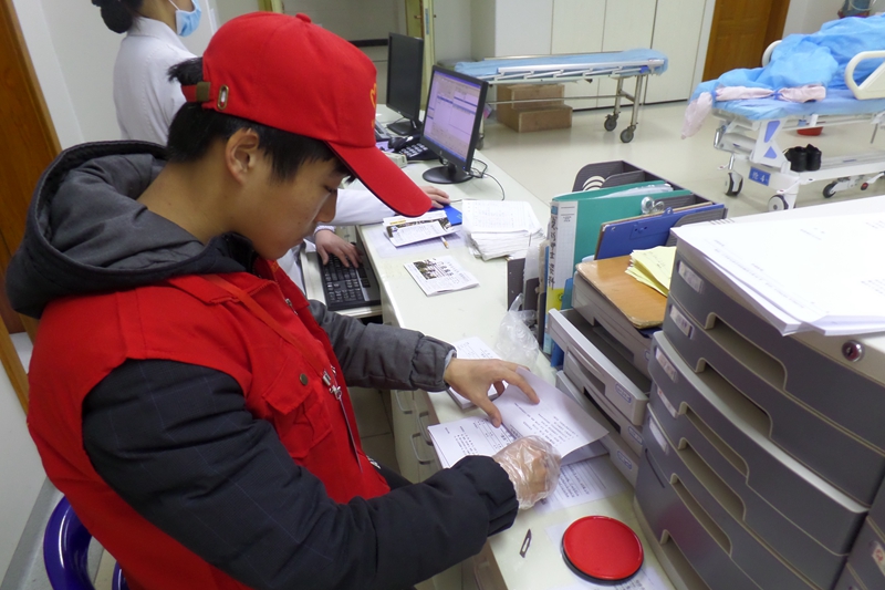 以爱心传承文明 志愿服务暖患者