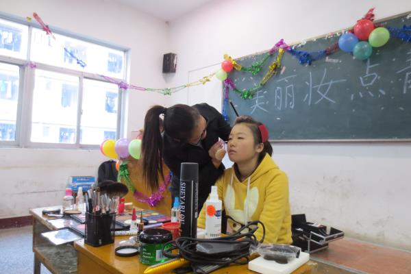 信息工程系成功举办“美丽装点青春”女生活动