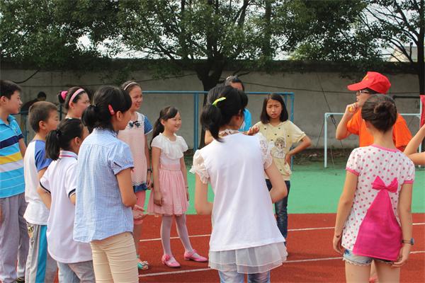 信息工程系“扶幼敬老 传承美德”暑期社会实践小分队深入开展“快乐过暑假 让留守儿童不再孤单”志愿服务活动