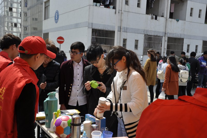 春日让爱心迎风飘扬